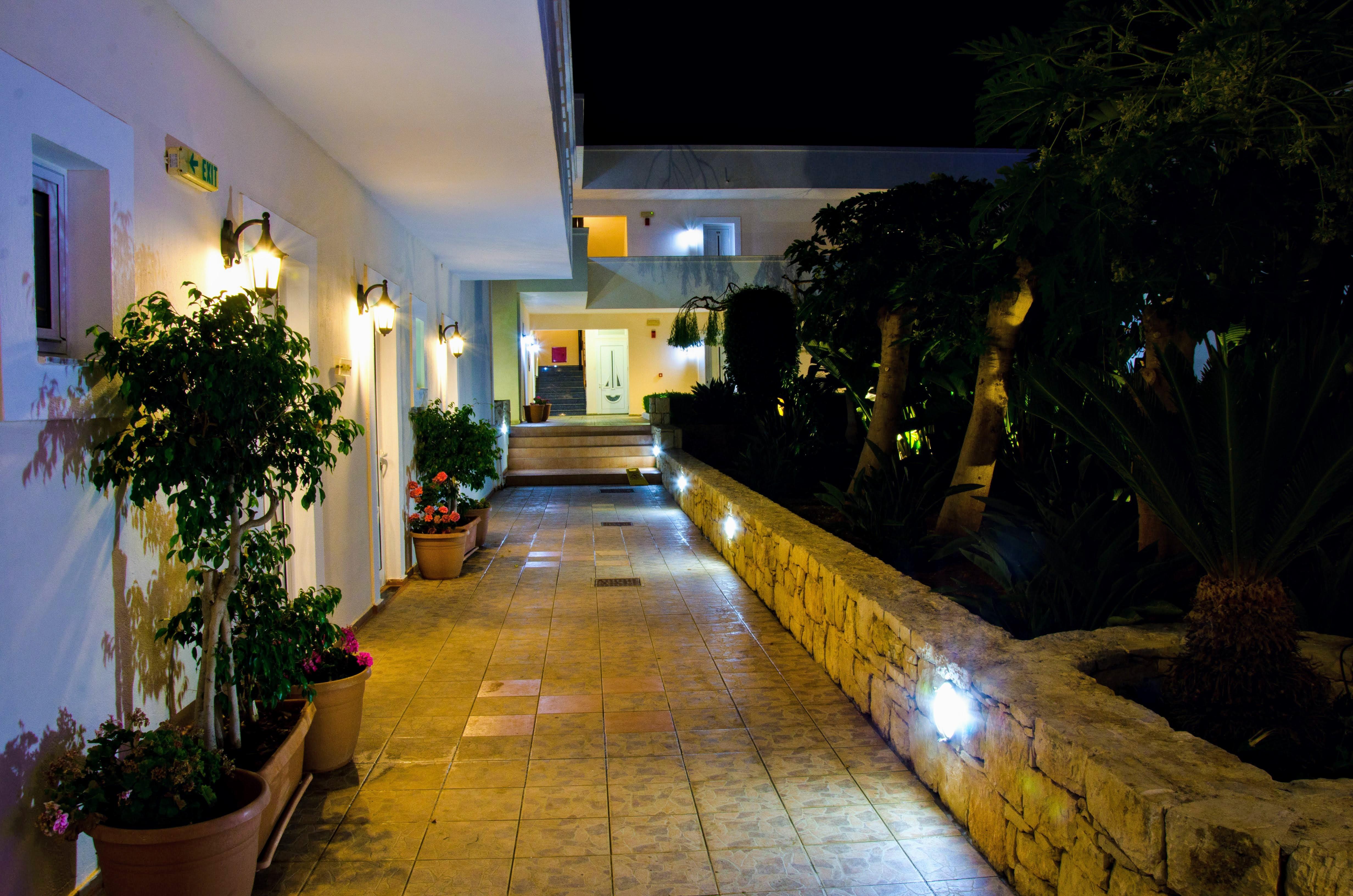 Yiannis Manos Hotel Resort Малиа Экстерьер фото